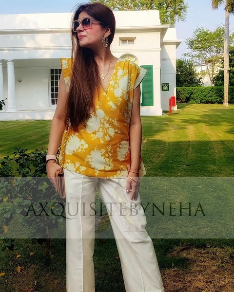 Yellow sleevesless set